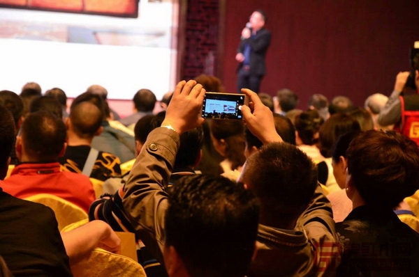 憶古軒“世珀”吸引經(jīng)銷商關(guān)注,不少人用手機(jī)拍下發(fā)布的“世珀”新品 憶古軒“世珀”吸引經(jīng)銷商關(guān)注,不少人用手機(jī)拍下發(fā)布的“世珀”新品