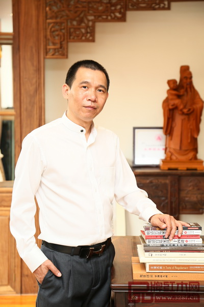 中山市波記家具有限公司董事長、中國傳統(tǒng)工藝大師伍建波 中山市波記家具有限公司董事長、中國傳統(tǒng)工藝大師伍建波