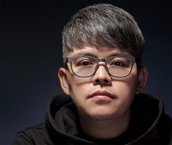 中國知名設計師、上海世博會廣東館標志設計者、天天向上設計顧問創(chuàng)作總監(jiān)洪衛(wèi) 中國知名設計師、上海世博會廣東館標志設計者、天天向上設計顧問創(chuàng)作總監(jiān)洪衛(wèi)