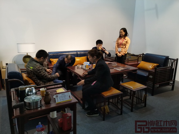 廣州家博會(huì)上眾多專業(yè)觀眾的參觀了解紅古軒家具,并紛紛試坐交流 廣州家博會(huì)上眾多專業(yè)觀眾的參觀了解紅古軒家具,并紛紛試坐交流