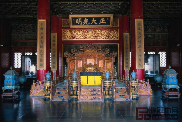 故宮乾清宮內(nèi)的金漆云龍紋寶座及金漆雕云龍紋五扇式屏風(fēng) 故宮乾清宮內(nèi)的金漆云龍紋寶座及金漆雕云龍紋五扇式屏風(fēng)