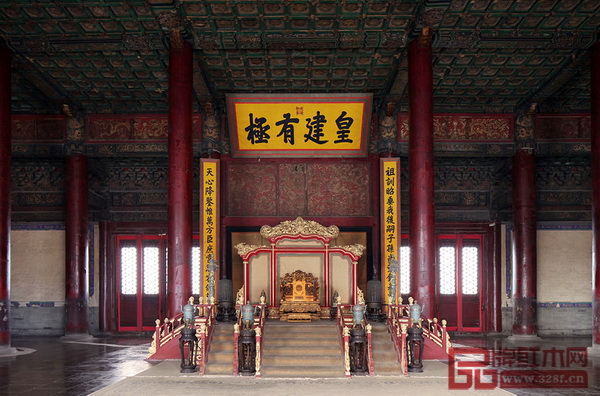 故宮保和殿內(nèi)的髹金漆龍紋寶座及屏風(fēng) 故宮保和殿內(nèi)的髹金漆龍紋寶座及屏風(fēng)