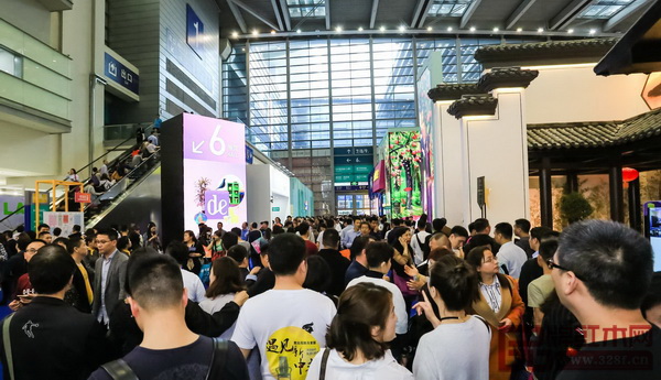 深圳家具展現(xiàn)場人山人海 深圳家具展現(xiàn)場人山人海