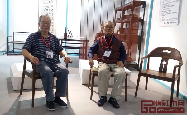 全聯(lián)藝術(shù)紅木家具專業(yè)委員會(huì)專家顧問、中央民族大學(xué)人體工程學(xué)專家蘇垣和全聯(lián)藝術(shù)紅木家具專業(yè)委員會(huì)專家顧問、中國高等教育家具設(shè)計(jì)專業(yè)創(chuàng)始人胡景初在廣州展現(xiàn)場落坐展出家具合影留念 全聯(lián)藝術(shù)紅木家具專業(yè)委員會(huì)專家顧問、中央民族大學(xué)人體工程學(xué)專家蘇垣和全聯(lián)藝術(shù)紅木家具專業(yè)委員會(huì)專家顧問、中國高等教育家具設(shè)計(jì)專業(yè)創(chuàng)始人胡景初在廣州展現(xiàn)場落坐展出家具合影留念