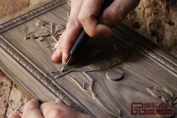 紅天下的工匠正在進(jìn)行精細(xì)的手工雕花 紅天下的工匠正在進(jìn)行精細(xì)的手工雕花