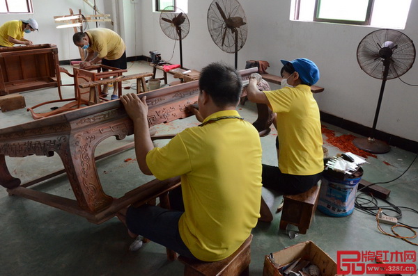 紅木家具從業(yè)者的總體流動(dòng)漸趨穩(wěn)定，“用工荒”問題對(duì)行業(yè)健康發(fā)展及企業(yè)正常運(yùn)營(yíng)的影響正在逐步減弱