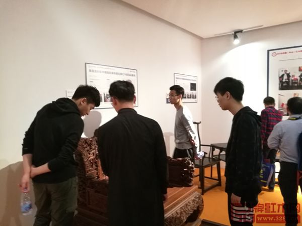 眾多參展者駐足欣賞《中國(guó)夢(mèng)和諧寶座》 眾多參展者駐足欣賞《中國(guó)夢(mèng)和諧寶座》