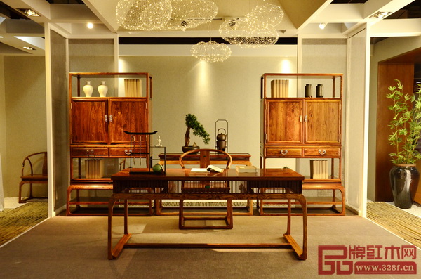 中山紅寶軒·大明雅韻的展廳布置簡潔優(yōu)雅，留白創(chuàng)造出獨(dú)特意境，又帶一種清新的夢幻感。