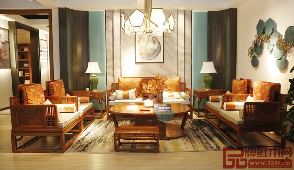 新會(huì)雄業(yè)·本木上造的展廳呈現(xiàn)出新中式的現(xiàn)代、艷麗，整體色彩濃烈而和諧，突顯出家具的風(fēng)格特質(zhì)。