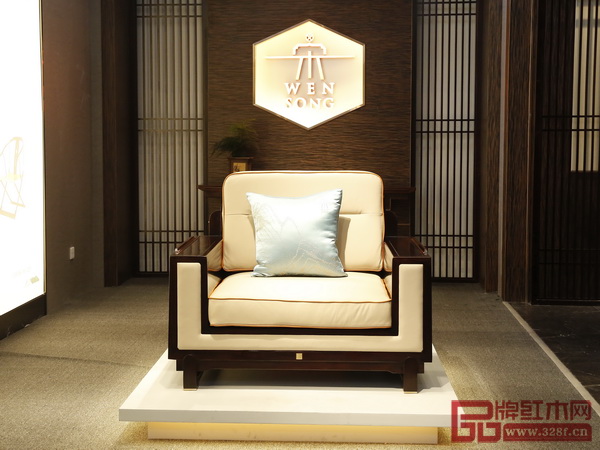 中山東成紅木展廳空間感強(qiáng)，以宋代人文家居為核心打造優(yōu)美展廳，簡練的布置讓人聚焦精致家具。