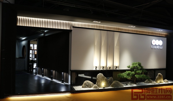 中山博大·日出江山黑白調(diào)的門頭禪意濃厚，內(nèi)部素凈淡雅的裝飾映襯家具，展廳氣質(zhì)格外典雅大方。