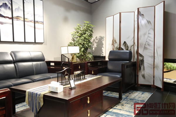 中山博大·日出江山黑白調(diào)的門頭禪意濃厚，內(nèi)部素凈淡雅的裝飾映襯家具，展廳氣質(zhì)格外典雅大方。