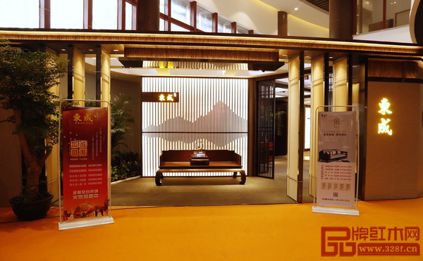 中山東成紅木展廳空間感強(qiáng)，以宋代人文家居為核心打造優(yōu)美展廳，簡練的布置讓人聚焦精致家具。