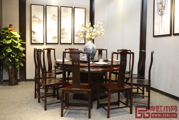 中山國方家居展廳充滿中式的沉穩(wěn)雅致，裝飾色調(diào)與家具相互映襯，和諧美觀。