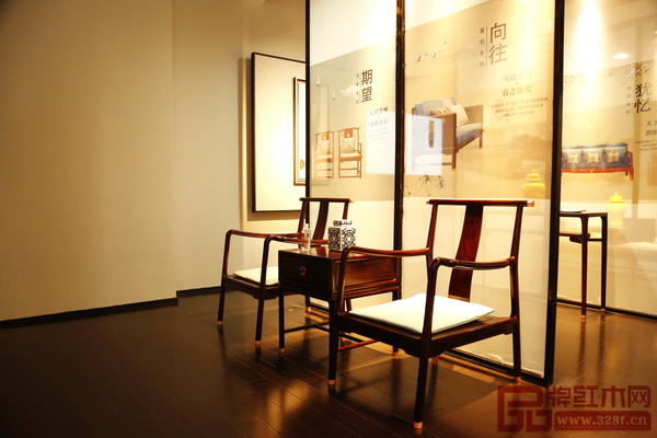 中山志成紅木展廳門面寬敞大氣，企業(yè)文化融入整體布置，為家具內(nèi)涵做出注釋，十分接地氣。