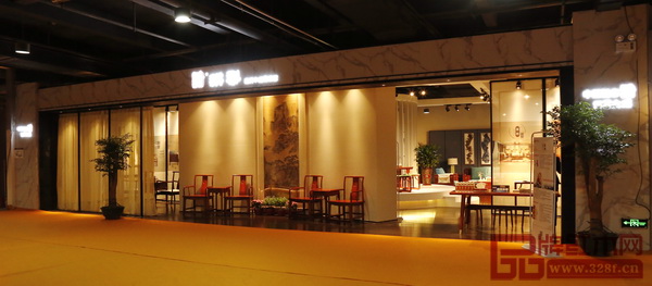 中山志成紅木展廳門面寬敞大氣，企業(yè)文化融入整體布置，為家具內(nèi)涵做出注釋，十分接地氣。