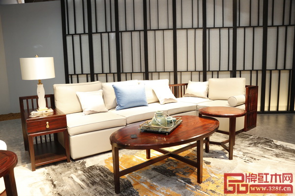 中山長匯紅木·檀薈的展廳門頭極具設(shè)計(jì)感，展廳布置充滿家居氣息，體現(xiàn)出設(shè)計(jì)與生活的融合。