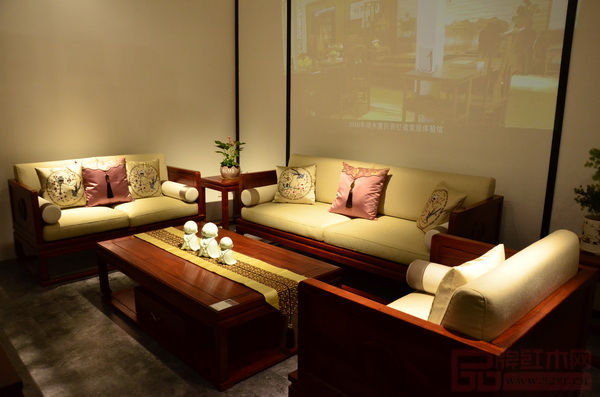 佛山培木紅木展廳散發(fā)濃濃的“中式家居風(fēng)”，典雅之余不失時(shí)尚。