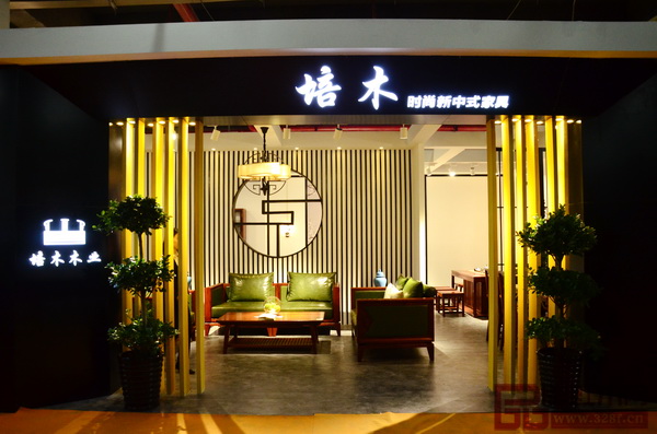 佛山培木紅木展廳散發(fā)濃濃的“中式家居風(fēng)”，典雅之余不失時(shí)尚。