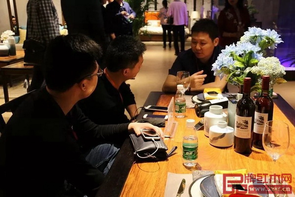  2018中山紅博會(huì)期間，憶古軒展廳和世珀、西廂房品牌家具得到領(lǐng)導(dǎo)、專家、經(jīng)銷商一致好評(píng)