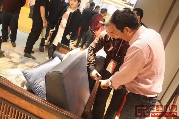  經(jīng)銷商們仔細(xì)研究世珀家具的工藝細(xì)節(jié)