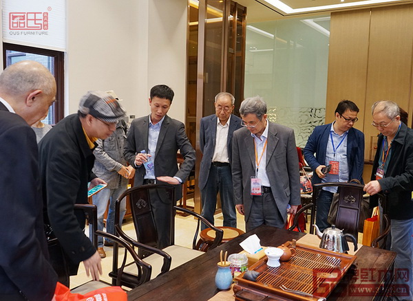  全聯(lián)藝術(shù)紅木家具專業(yè)委員會(huì)專家顧問團(tuán)一行參觀區(qū)氏臻品明清家具藝術(shù)館