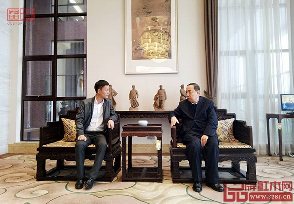 區(qū)氏臻品董事長(zhǎng)區(qū)勝春、總經(jīng)理區(qū)錦澤陪同國(guó)家人社部原黨組副書記、常務(wù)副部長(zhǎng)楊志明參觀區(qū)氏臻品明清家具藝術(shù)館