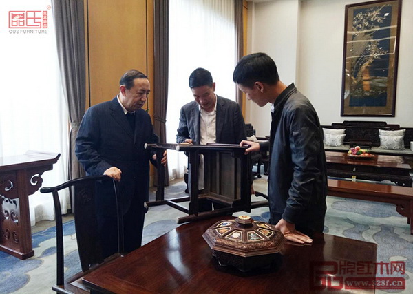 區(qū)氏臻品董事長(zhǎng)區(qū)勝春、總經(jīng)理區(qū)錦澤陪同國(guó)家人社部原黨組副書記、常務(wù)副部長(zhǎng)楊志明參觀區(qū)氏臻品明清家具藝術(shù)館