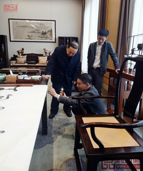區(qū)氏臻品董事長(zhǎng)區(qū)勝春、總經(jīng)理區(qū)錦澤陪同國(guó)家人社部原黨組副書記、常務(wù)副部長(zhǎng)楊志明參觀區(qū)氏臻品明清家具藝術(shù)館 區(qū)氏臻品董事長(zhǎng)區(qū)勝春、總經(jīng)理區(qū)錦澤陪同國(guó)家人社部原黨組副書記、常務(wù)副部長(zhǎng)楊志明參觀區(qū)氏臻品明清家具藝術(shù)館