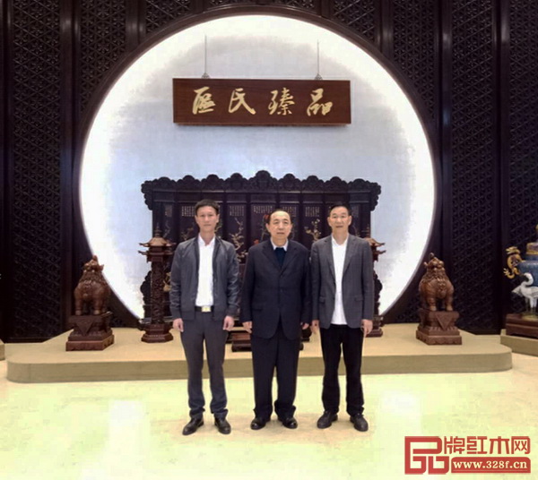 國(guó)家人社部原黨組副書記、常務(wù)副部長(zhǎng)楊志明(中)造訪區(qū)氏臻品,區(qū)氏臻品董事長(zhǎng)區(qū)勝春(右一)、總經(jīng)理區(qū)錦澤共同接待貴賓 國(guó)家人社部原黨組副書記、常務(wù)副部長(zhǎng)楊志明(中)造訪區(qū)氏臻品,區(qū)氏臻品董事長(zhǎng)區(qū)勝春(右一)、總經(jīng)理區(qū)錦澤共同接待貴賓