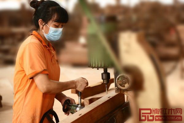 開榫有嚴(yán)格的尺寸標(biāo)準(zhǔn),因?yàn)橐唤z一毫的偏差都影響榫卯結(jié)構(gòu)的牢固和成品家具的耐用度,所以工匠在開榫、打眼等工序時(shí)均全神貫注 開榫有嚴(yán)格的尺寸標(biāo)準(zhǔn),因?yàn)橐唤z一毫的偏差都影響榫卯結(jié)構(gòu)的牢固和成品家具的耐用度,所以工匠在開榫、打眼等工序時(shí)均全神貫注