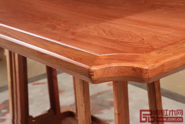 世珀以榫卯相接的各部件牢固接合,家具表面順滑、無縫 世珀以榫卯相接的各部件牢固接合,家具表面順滑、無縫