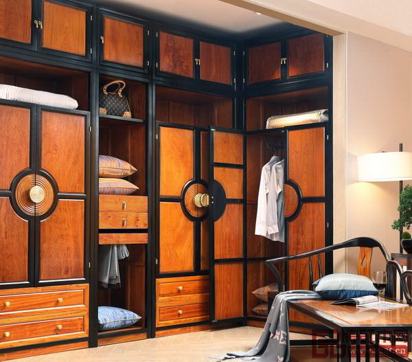 顏色和諧美觀的《淺漾衣柜》《境觀貴妃椅》,充分體現(xiàn)世珀在套色拼接上對(duì)“設(shè)計(jì)美、尺寸準(zhǔn)”的把握 顏色和諧美觀的《淺漾衣柜》《境觀貴妃椅》,充分體現(xiàn)世珀在套色拼接上對(duì)“設(shè)計(jì)美、尺寸準(zhǔn)”的把握