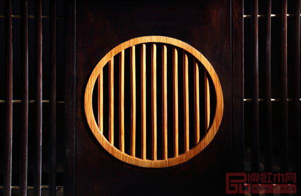 運(yùn)用木色差異創(chuàng)造出優(yōu)美的造型和幾何色塊,套色拼接非常考驗(yàn)家具設(shè)計(jì)的功力 運(yùn)用木色差異創(chuàng)造出優(yōu)美的造型和幾何色塊,套色拼接非??简?yàn)家具設(shè)計(jì)的功力