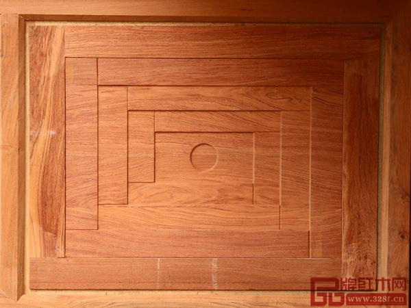 剛完成回字紋雕刻的《庭前沙發(fā)》側(cè)面板呈現(xiàn)出優(yōu)美的木紋和豐富的層次 剛完成回字紋雕刻的《庭前沙發(fā)》側(cè)面板呈現(xiàn)出優(yōu)美的木紋和豐富的層次