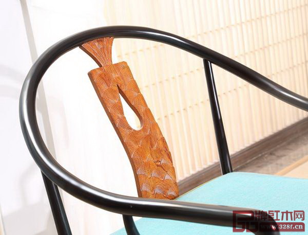 雕刻成型的魚尾形靠背板,如躍出水面的金魚,青海波在燈光照耀下波光粼粼,極具美感 雕刻成型的魚尾形靠背板,如躍出水面的金魚,青海波在燈光照耀下波光粼粼,極具美感