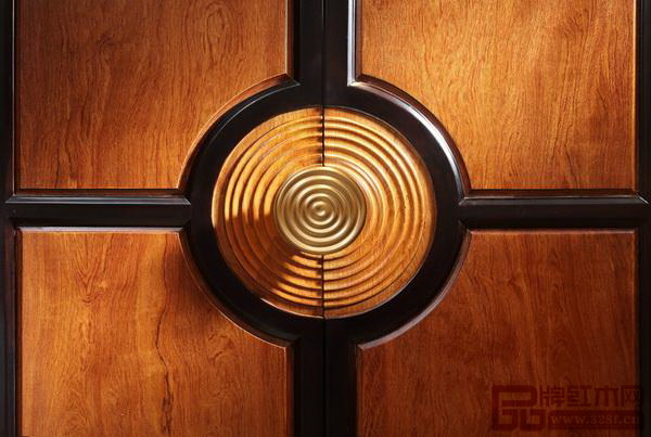 為與木材上的水波紋構(gòu)成完整美感,世珀在銅配件上也創(chuàng)新地加入水波紋,在細(xì)節(jié)上做到完美動(dòng)人 為與木材上的水波紋構(gòu)成完整美感,世珀在銅配件上也創(chuàng)新地加入水波紋,在細(xì)節(jié)上做到完美動(dòng)人