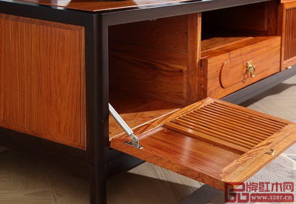 世珀家具選用優(yōu)質(zhì)的銅制連接件,保證開合、拉伸的順暢 世珀家具選用優(yōu)質(zhì)的銅制連接件,保證開合、拉伸的順暢