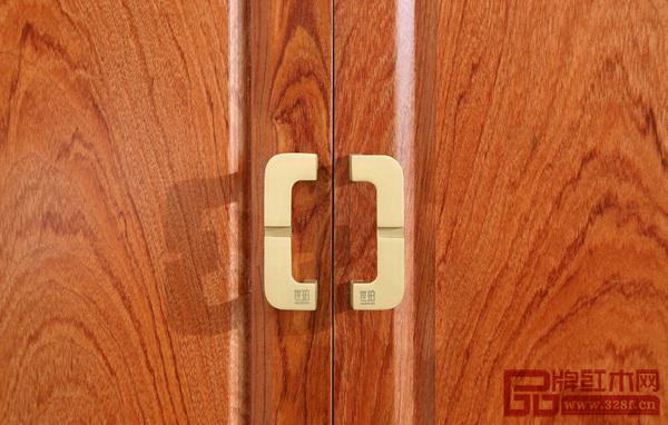 造型精美的銅拉手上帶有世珀清秀的品牌標(biāo)記 造型精美的銅拉手上帶有世珀清秀的品牌標(biāo)記