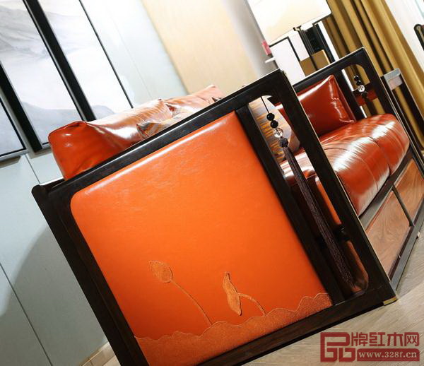 世珀創(chuàng)造性地將傳統(tǒng)雕刻圖樣應(yīng)用在皮質(zhì)軟裝上,創(chuàng)造出立體的“軟浮雕”,《境觀沙發(fā)》軟裝上的荷花、荷葉生動(dòng)傳神 世珀創(chuàng)造性地將傳統(tǒng)雕刻圖樣應(yīng)用在皮質(zhì)軟裝上,創(chuàng)造出立體的“軟浮雕”,《境觀沙發(fā)》軟裝上的荷花、荷葉生動(dòng)傳神