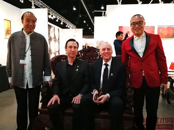 洛杉磯藝博會(huì)董事局主席斯科特(左二)、洛杉磯藝博會(huì)藝術(shù)總監(jiān)KIM(右二)試坐《中國(guó)夢(mèng)和諧寶座》,并與中國(guó)傳統(tǒng)工藝大師、卓木王董事長(zhǎng)杜承三(左一),卓木王總裁杜長(zhǎng)江(右一)一起合影留念 洛杉磯藝博會(huì)董事局主席斯科特(左二)、洛杉磯藝博會(huì)藝術(shù)總監(jiān)KIM(右二)試坐《中國(guó)夢(mèng)和諧寶座》,并與中國(guó)傳統(tǒng)工藝大師、卓木王董事長(zhǎng)杜承三(左一),卓木王總裁杜長(zhǎng)江(右一)一起合影留念