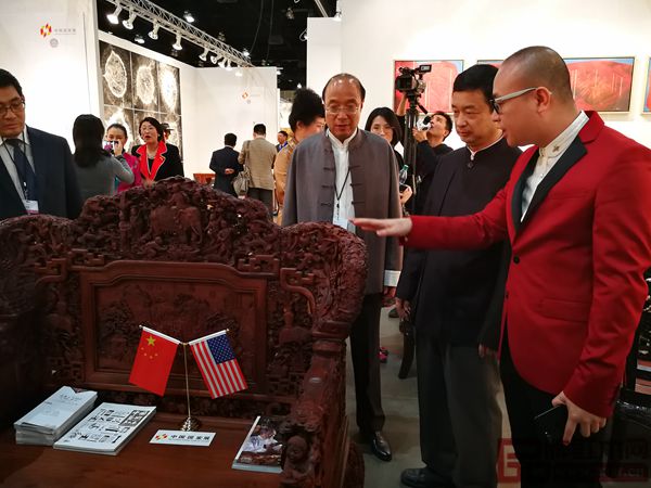 卓木王董事長(zhǎng)杜承三(右三)、卓木王總裁杜長(zhǎng)江(右一)和中國(guó)傳統(tǒng)工藝大師共同向中國(guó)駐洛杉磯總領(lǐng)館文化參贊古今(右二)介紹卓木王的寶座 卓木王董事長(zhǎng)杜承三(右三)、卓木王總裁杜長(zhǎng)江(右一)和中國(guó)傳統(tǒng)工藝大師共同向中國(guó)駐洛杉磯總領(lǐng)館文化參贊古今(右二)介紹卓木王的寶座