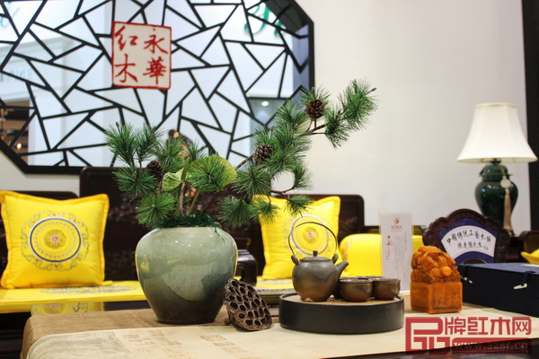 廣州永華紅木在展位上使用了大量的綠植打造出生活化的場景