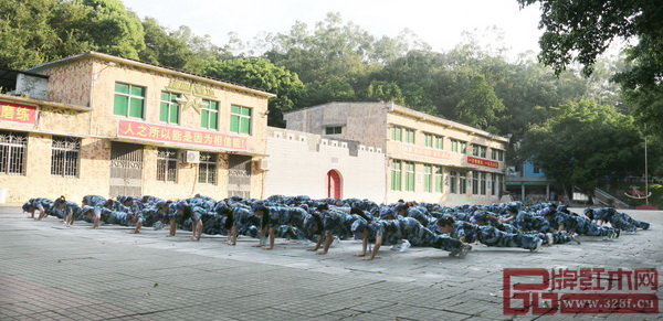  “‘西’以為常氣‘珀’不凡——憶古軒2017黃埔一期優(yōu)秀精英軍事拓展特訓(xùn)營(yíng)暨專賣店?duì)I銷贏利思維培訓(xùn)大會(huì)”在廣州黃埔軍校舉行