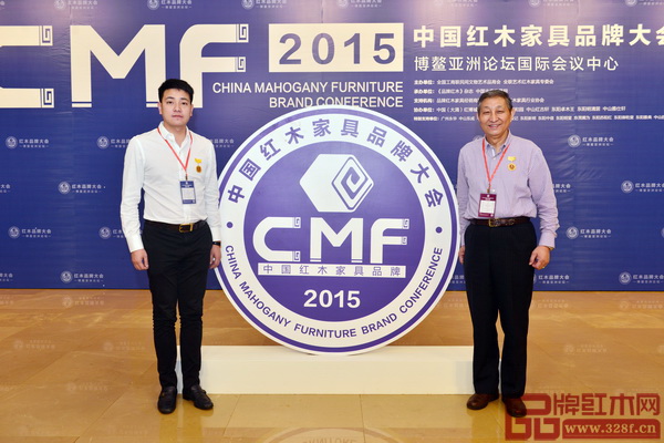  憶古軒總經(jīng)理劉宇（左）與原故宮博物院文保科技部主任曹靜樓于第六屆中國(guó)紅木家具品牌大會(huì)合影
