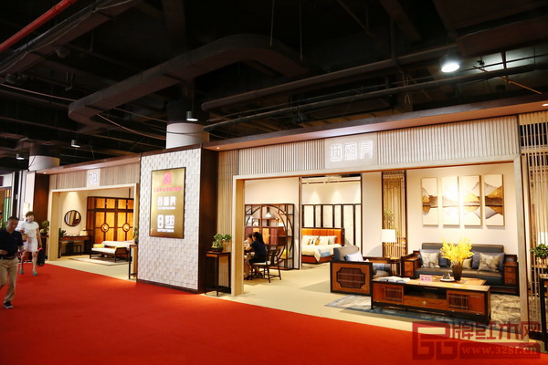  在首屆中國(guó)新中式紅木家具大會(huì)期間，憶古軒的新中式雙子星品牌——“西廂房”、“世珀”首次聯(lián)展，成為參展面積最大的品牌