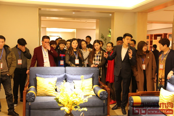  世珀針對(duì)一二線城市中高端年輕新貴的消費(fèi)定位吸引了全國(guó)各地眾多經(jīng)銷商，總經(jīng)理劉宇向經(jīng)銷商們介紹世珀產(chǎn)品