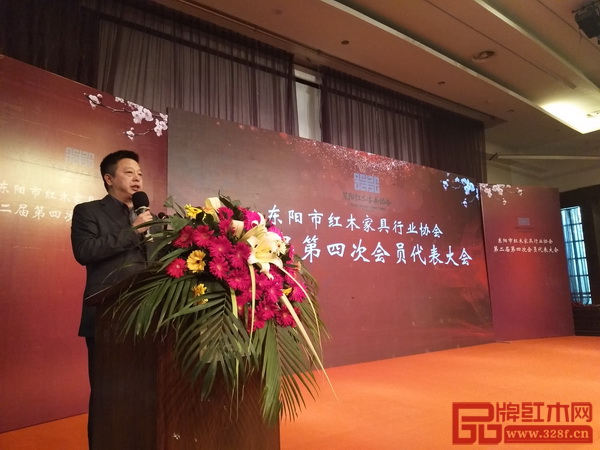 此次會(huì)議由東陽市紅木家具行業(yè)協(xié)會(huì)常務(wù)副會(huì)長(zhǎng)、中國傳統(tǒng)工藝大師、明堂紅木創(chuàng)始人張向榮主持 此次會(huì)議由東陽市紅木家具行業(yè)協(xié)會(huì)常務(wù)副會(huì)長(zhǎng)、中國傳統(tǒng)工藝大師、明堂紅木創(chuàng)始人張向榮主持