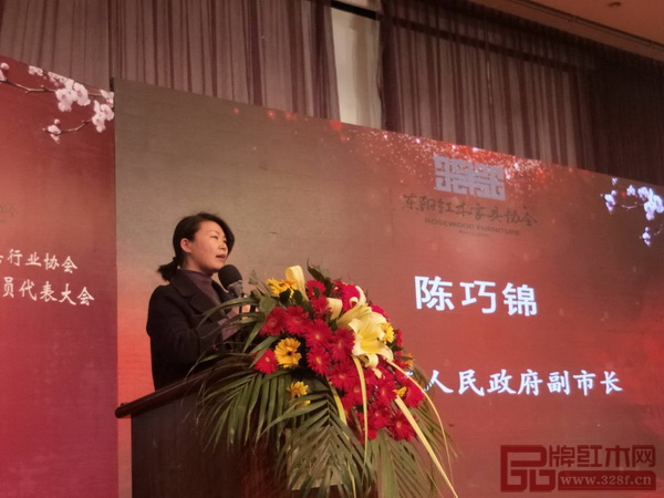 東陽市人民政府副市長(zhǎng)陳巧錦在會(huì)議現(xiàn)場(chǎng)發(fā)言 東陽市人民政府副市長(zhǎng)陳巧錦在會(huì)議現(xiàn)場(chǎng)發(fā)言