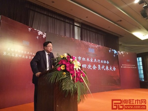 東陽市紅木家具行業(yè)協(xié)會(huì)會(huì)長(zhǎng)李黎明在會(huì)議現(xiàn)場(chǎng)發(fā)言 東陽市紅木家具行業(yè)協(xié)會(huì)會(huì)長(zhǎng)李黎明在會(huì)議現(xiàn)場(chǎng)發(fā)言